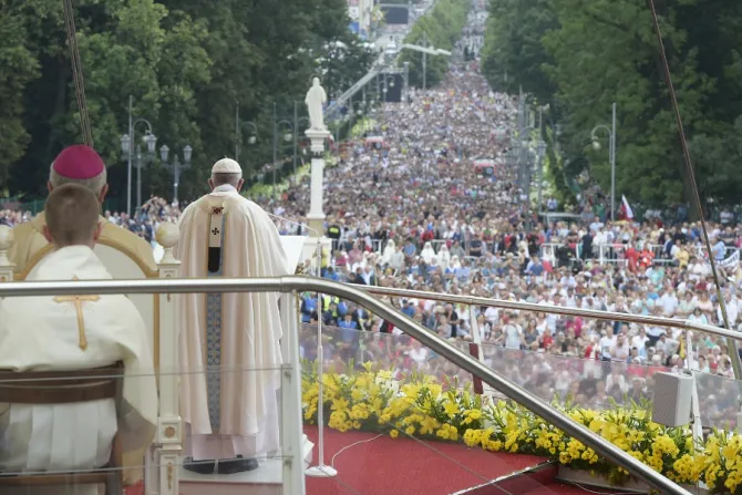 Pope Francis celebrates Mass at the Shrine of Czestochowa July 28 2016 Credit LOsservatore Romano CNA