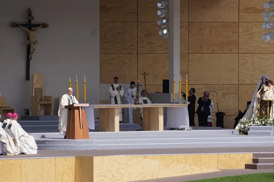 Pope Francis celebrates Mass in Santiago, Chile Jan. 16, 2018. ?w=200&h=150