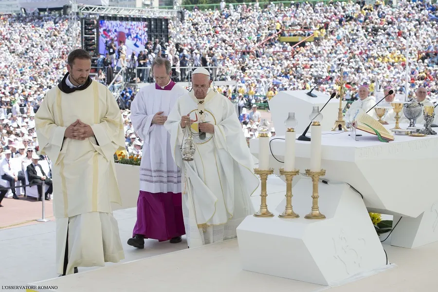 Pope Francis celebrates Mass in Sarajevo’s Kosevo Stadium June 6, 2015. ?w=200&h=150