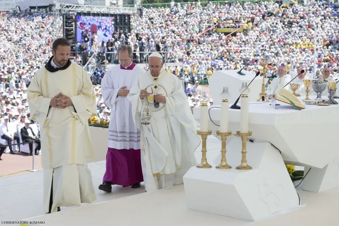 Pope Francis celebrates Mass in Sarajevos Kosevo Stadium June 6 2015 Credit LOsservatore Romano CNA