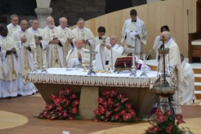 Pope Francis celebrates Mass in the Piazza San Franchesco in Assisi 10413 Credit Andrea Gagliarduci CNA