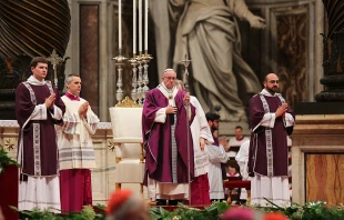 Pope Francis celebrates Mass on Ash Wednesday in St. Peter's Basilica, Feb. 10, 2016.   Daniel Ibáñez/CNA.