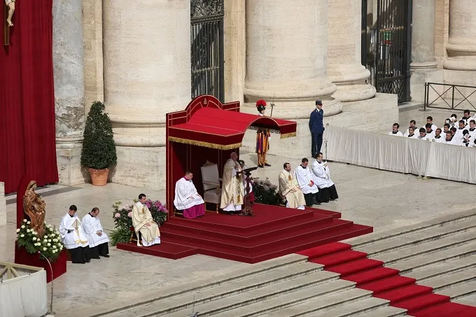 Pope Francis celebrates Mass on Divine Mercy Sunday April 4, 2016. ?w=200&h=150