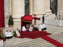 Pope Francis celebrates Mass on Divine Mercy Sunday April 4, 2016. 