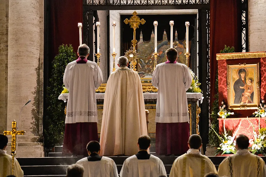 Pope Francis leads Eucharistic Adoration for the feast of Corpus Christi at St. John Lateran, June 19, 2014. ?w=200&h=150