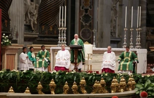 Pope Francis celebrates the opening Mass for the Ordinary Synod of Bishops on the Family Oct. 4, 2015.   Daniel Ibañez/CNA.