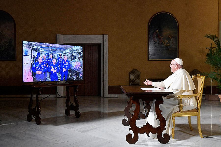 Pope Francis connecting live audio-video with the crew of Mission 53 onboard the International Space Station on Oct. 26, 2017. ?w=200&h=150