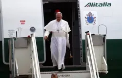 Pope Francis disembarks July 29, 2013 at Ciampino Airport after his flight from Rio de Janeiro. ANSA/TELENEWS?w=200&h=150