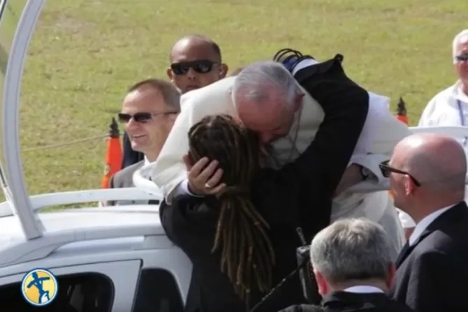 Pope Francis embrace 2015 Sept 22