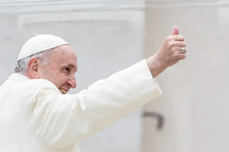 Pope Francis gives a thumbs up March 21, 2018. Credit: Daniel Ibanez/CNA.