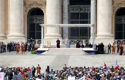 Pope Francis gives his blessing at the Wednesday general audience on April 24, 2013. ?w=200&h=150