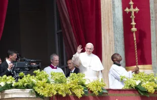 Pope Francis gives the Urbi et Orbi blessing on Easter morning April 1, 2018.   Daniel Ibáñez/CNA.
