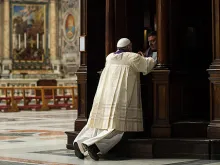 Pope Francis goes to confession as part of a penitential mass at St Peter's Basilica at the Vatican on March 28, 2014. 