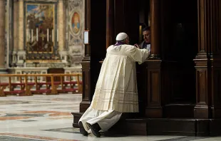 Pope Francis goes to confession as part of a penitential mass at St Peter's Basilica at the Vatican on March 28, 2014.   ANSA/L'OSSERVATORE ROMANO.
