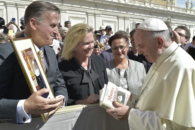 Pope Francis greets EWTN Germany chief Martin Rothweiler at the general audience in St Peters Square Sept 7 2016 Credit LOsservatore Romano 1 CNA