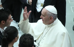 Pope Francis greets a newly married couple at general audience in Paul VI Hall on Aug. 19, 2015.   Bohumil Petrik/CNA.