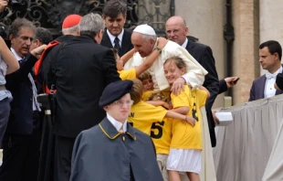 Pope Francis greets children during his General Audience June 25, 2014.   Daniel Ibáñez/CNA.