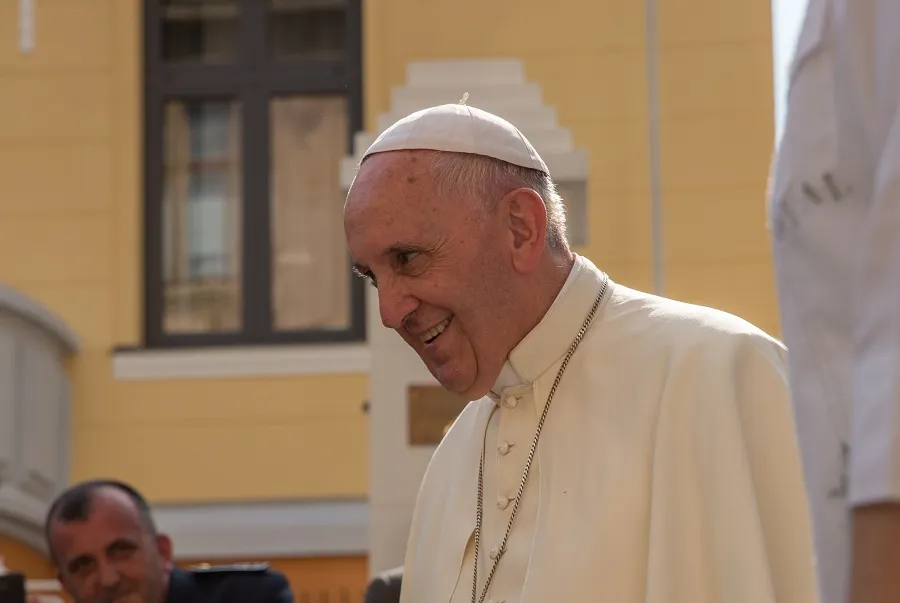 Pope Francis greets musicians at the apostolic nunciature in Sarajevo June 6, 2015. ?w=200&h=150