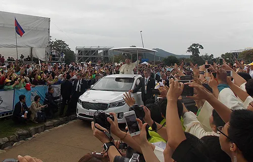 Pope Francis greets pilgrims as he arrives for the closing Mass of the 6th Asian Youth Day Aug. 17, 2014. ?w=200&h=150