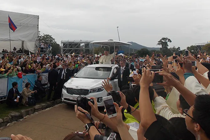 Pope Francis greets pilgrims as he arrives for the closing Mass of the 6th Asian Youth Day Aug 17 2014 Credit Walter Sanchez Silva CNA CNA 8 17 14