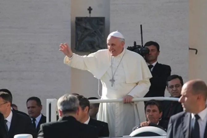 Pope Francis greets pilgrims druing his general audience 92513 Credit Elise Harris CNA