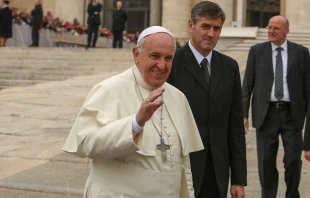 Pope Francis greets pilgrims during his Oct. 29, 2014 General Audience.   Daniel Ibáñez/CNA.