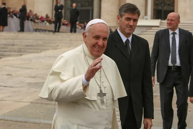 Pope Francis greets pilgrims during his Oct 29 2014 General Audience Credit Daniel Ibez CNA