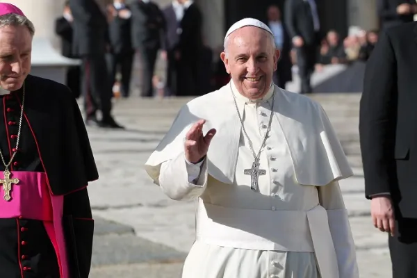 Pope Francis greets pilgrims during his general audience on Nov. 29, 2014. Bohumil Petrik/CNA.