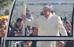 Pope Francis greets pilgrims during the Wednesday general audience on Jan. 8, 2014. ?w=200&h=150