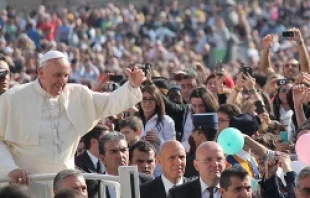 Pope Francis greets pilgrims in St. Peter's Square before the Wednesday general audience October 30, 2013.   Marta Jiménez/CNA.