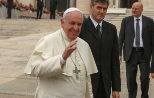 Pope Francis greets pilgrims in St. Peter's Square before the Wednesday general audience on Oct. 29, 2014.   Daniel Ibáñez/CNA.