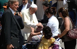 Pope Francis greets pilgrims in St. Peter's Square during his Wednesday General Audience May 21, 2014.   Daniel Ibáñez/CNA.