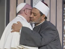 Pope Francis embraces Ahmed el-Tayeb, grand imam of al-Azhar, in Cairo, April 28, 2017. 