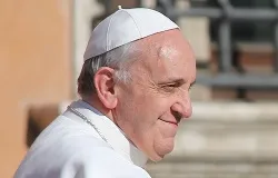 Pope Francis greets the crowds outside the Basilica of St. John Lateran on April 7, 2013 ?w=200&h=150