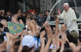 Pope Francis greets the faithful as he arrives on the popemobile at the San Joaquin Episcopal Palace in Rio de Janeiro on July 26, 2013. ANSA/Luca Zennaro/Pool.
