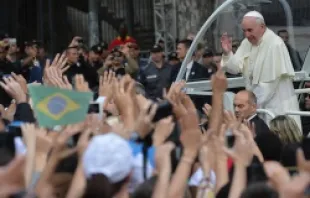 Pope Francis greets the faithful as he arrives on the popemobile at the San Joaquin Episcopal Palace in Rio de Janeiro on July 26, 2013. ANSA/Luca Zennaro/Pool. 