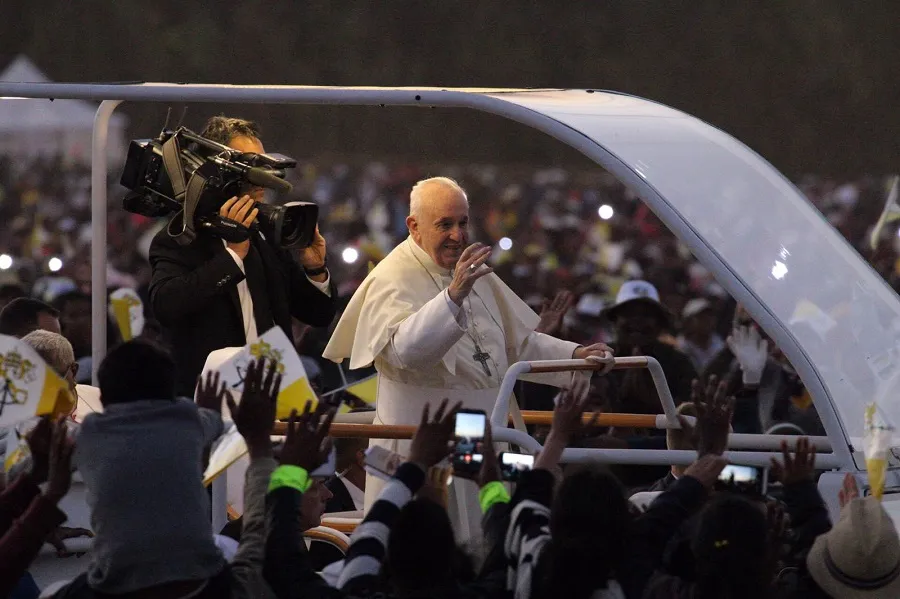 Pope Francis greets young people in Madagascar Sept. 7, 2019.?w=200&h=150