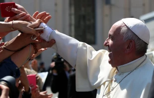 Pope Francis hands rosaries to pilgrims in St. Peter's Square during his general audience May 4, 2016.   Daniel Ibáñez/CNA.
