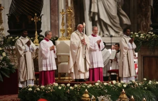 Pope Francis holds the Easter candle during the Easter Vigil April 4, 2015.   Martha Calderon/CNA.