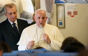Pope Francis speaks with journalists aboard the plane from Manila to Rome, Jan. 19, 2015.   Alan Holdren/CNA.