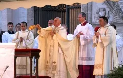 Pope Francis incenses the Blessed Sacrament on May 30, 2013 outside of St. John Lateran Basilica. ?w=200&h=150