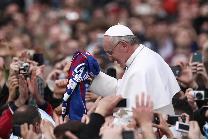 Pope Francis is given a San Lorenzos jersey in St Peters Square on March 31 2013 Credit Dan Kitwood Getty Images CNA 4 24 15