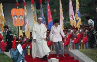 Pope Francis is recieved at the presidential palace in Seoul, Aug. 14, 2014.   Alan Holdren/CNA.