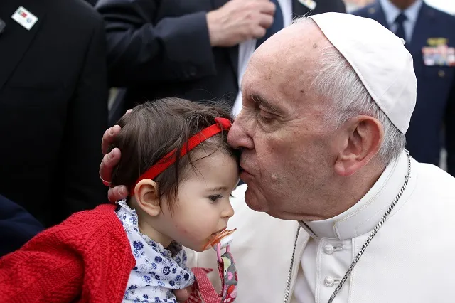 Pope Francis kisses a baby girl during his trip to Fatima May 12-13, 2017 ?w=200&h=150