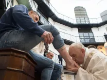 Pope Francis kisses prisoners' feet at Rome's Regina Coeli Prison. March 29, 2018. 