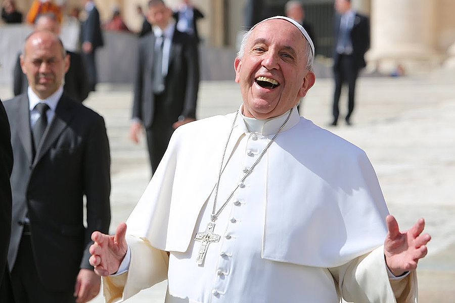 https://www.catholicnewsagency.com/images/Pope_Francis_laughing_outside_of_St_Peters_Basilica_during_the_general_audience_on_April_1_2015_Credit_Bohumil_Petrik_CNA_4_1_15.jpg?jpg