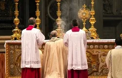 Pope Francis leads Eucharistic Adoration at St. Peter's Basilica, June 2, 2013. ?w=200&h=150