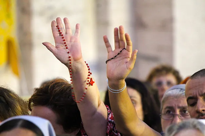 Pope Francis led a prayer vigil for peace in Syria in St Peters Square on Sept 7 2013 Credit Lauren Cater CNA 6 CNA 9 9 13
