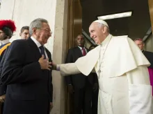 Pope Francis meets Cuban president Raul Castro at the Vatican, May 10, 2015. 
