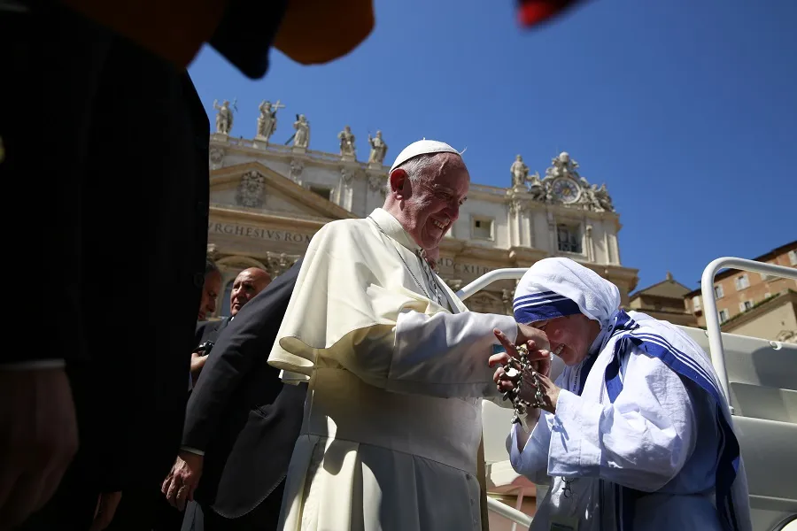 Pope Francis meets a Missionary of Charity at the canonization Mass of Mother Teresa Sept. 4, 2016. ?w=200&h=150